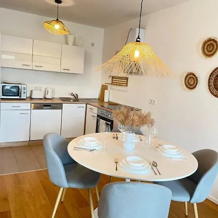 Amao-stays I 60qm Penthouse I King-size Boxspringbett I Seeblick I Europapark * Kenzingen